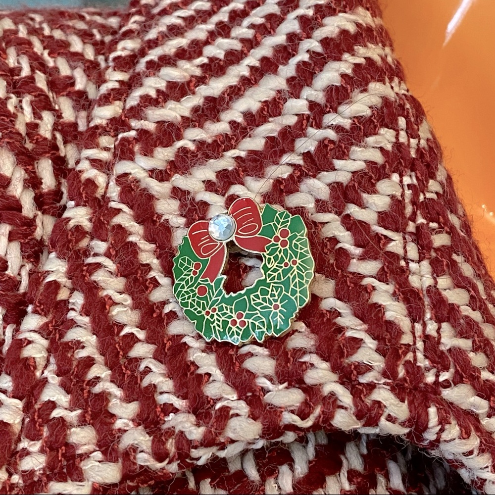 Vintage Enamel Wreath Christmas Holiday Brooch - Picture 2 of 3